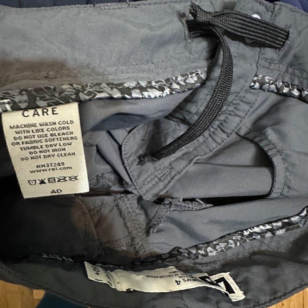 REI dark charcoal gray/navy hiking short size 4 - Picture 6 of 6